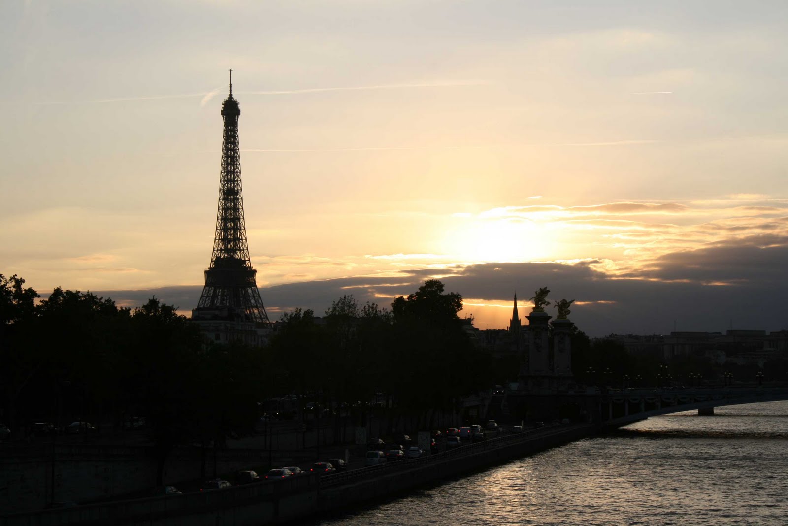 Paris bei Nacht und Lissabon bei Tag